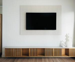 un soggiorno con TV su una parete bianca di Canaryislandshost l Beach a Puerto del Carmen