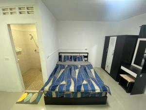 1 dormitorio con 1 cama y ducha a ras de suelo en 84 Bar & Guest House Room 3, en Ban Huai Luk (1)