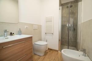 サン・ミニアートにあるCIVICO 46のトイレ、洗面台、シャワー付きのバスルーム