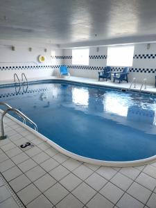 una gran piscina en una habitación de hotel en Days Inn & Suites by Wyndham Fargo 19th Ave/Airport Dome en Fargo