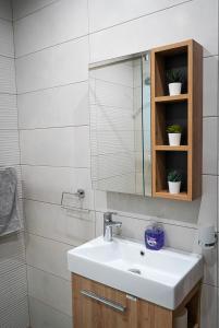 y baño con lavabo y espejo. en Comfort and Convenience flat 4 dad's court, en St Paul's Bay