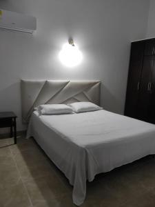 Un pat sau paturi într-o cameră la Casa, Apartamento en Buga (Valle)