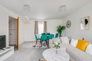 Ảnh trong thư viện ảnh của Modern Living 3 bedroom Villa Luton Car parking close to Town centre Airport Birdwatching walk paths ở Luton