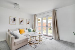 Ảnh trong thư viện ảnh của Modern Living 3 bedroom Villa Luton Car parking close to Town centre Airport Birdwatching walk paths ở Luton