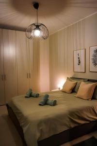 sypialnia z dużym łóżkiem z 2 poduszkami w obiekcie Lovely holiday home next to Bus terminus w mieście St Paul's Bay