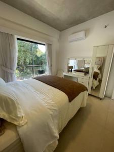 Un dormitorio con una cama grande y una ventana en Luxury Experience in Asunción: Fully Equipped en Asunción