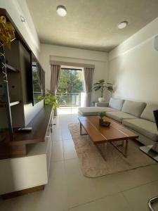 ein Wohnzimmer mit einem Sofa und einem Tisch in der Unterkunft Luxury Experience in Asunción: Fully Equipped in Asunción