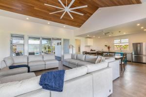 een woonkamer met witte banken en een plafond bij Kauai Tradewinds home in Princeville