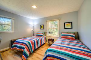 1 dormitorio con 2 camas y ventana en Lovely Forsyth Home about 2 Mi to Tift College!, en Forsyth