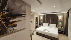 ein Schlafzimmer mit einem Bett und einem Wandgemälde in der Unterkunft The Külsümz Hotel in Istanbul