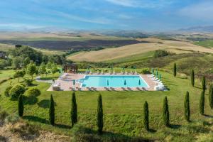 vista aerea di una villa con piscina in un campo di Agriturismo Pelagaccio a Peccioli