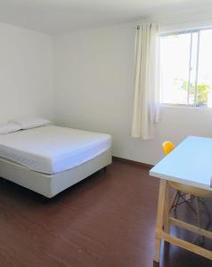 A bed or beds in a room at Quarto privativo. Conforto. Wi-fi. Próximo do Centro.