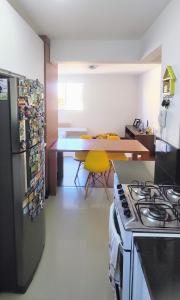 A kitchen or kitchenette at Quarto privativo. Conforto. Wi-fi. Próximo do Centro.