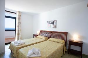 Łóżko lub łóżka w pokoju w obiekcie Apartamentos Don Quijote