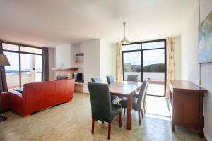jadalnia ze stołem, krzesłami i biurkiem w obiekcie Apartamentos Don Quijote w Cala Ratjada