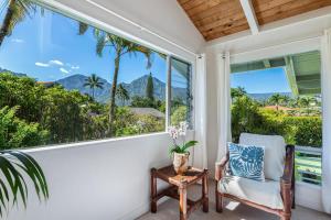 ハナレイにあるHanalei Hideaway homeの山の景色を望むポーチ(椅子付)