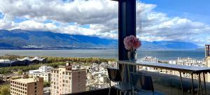 大理Dali Listening Seaview Villa大理听城海景别墅的享有城市和水景的窗户。
