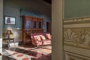 sala de estar con sofá y mesa en Villa Il Frassine, en Rignano sullʼArno
