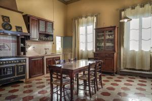 cocina con mesa de madera y algunas sillas en Villa Il Frassine, en Rignano sullʼArno