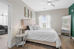 Un dormitorio blanco con una cama y un espejo. en The Rodeo Drive Suite Penthouse The Gulch, en Nashville