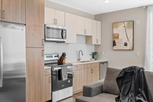 cocina con sofá y fogones horno superior en The Rodeo Drive Suite Penthouse The Gulch, en Nashville