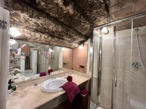 La salle de bains est pourvue d'un lavabo et d'une douche. dans l'établissement Il Tempio di Morfeo, à Rome