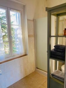 a bathroom with a window and some towels at Au fil de L'Ouanne 