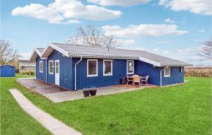 uma casa azul com uma mesa de piquenique num quintal em Nice Home In Humble With Wifi em Humble
