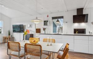 Humble的住宿－Nice Home In Humble With Wifi，厨房以及带桌椅的用餐室。