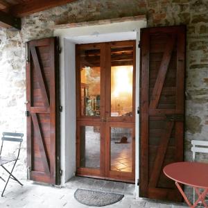 an open door to a patio with a table and chairs at Dependance Giardino in Umbertide
