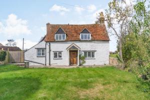 une maison blanche avec une cour d'herbe dans l'établissement Anchor Gate Cottage Near Le Manoir A'QuatSaisons By Aryas Properties - Oxfordshire, à Stadhampton
