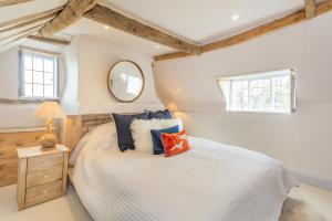 - une chambre avec un lit blanc et un miroir dans l'établissement Anchor Gate Cottage Near Le Manoir A'QuatSaisons By Aryas Properties - Oxfordshire, à Stadhampton