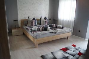 a bed with pillows on it in a bedroom at Ferienwohnung Weingarten in Piesport