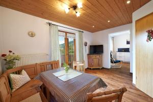 TV a/nebo společenská místnost v ubytování Haus Kaufmann
