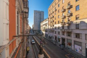 widok na ulicę w mieście z budynkami w obiekcie Liberty Suite w Turynie