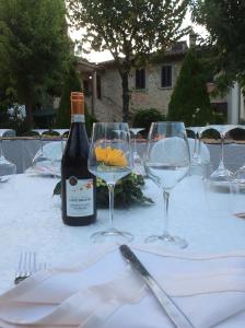 una botella de vino y dos copas de vino en una mesa en Podere Buriano, en Arezzo