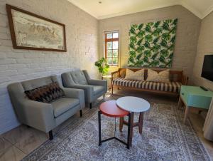 una sala de estar con un sofá y una mesa en 33 Longifolia, en Stellenbosch