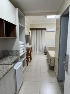 卡爾達斯諾瓦斯的住宿－Spazzio diRoma Acesso Gratuito ao Aqua Park，一间设有厨房和用餐室的客房