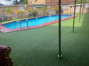 Kolam renang di atau dekat dengan Golden Tulip Hotel- Evergreen Port Harcourt