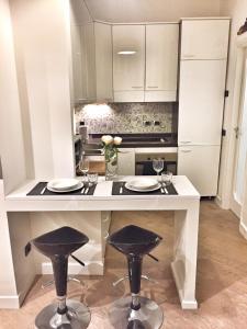 A kitchen or kitchenette at Romana Flexyrent Apartment