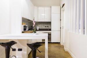 A kitchen or kitchenette at Romana Flexyrent Apartment