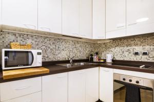 A kitchen or kitchenette at Romana Flexyrent Apartment