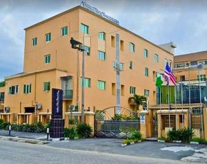 un gran edificio con banderas delante en Golden Tulip Hotel- Evergreen Port Harcourt, en Port Harcourt