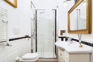A bathroom at Romana Flexyrent Apartment