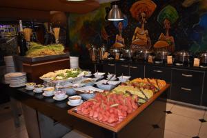 un buffet avec de nombreux types de nourriture sur une table dans l'établissement Golden Tulip Hotel- Evergreen Port Harcourt, à Port Harcourt