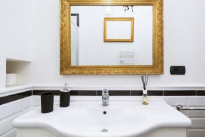 A bathroom at Romana Flexyrent Apartment