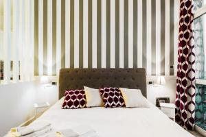 A bed or beds in a room at Romana Flexyrent Apartment