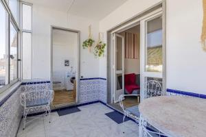 een eetkamer met een tafel en stoelen in een kamer bij Apartamento Jalles in Alenquer