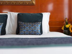 Postel nebo postele na pokoji v ubytování Sunborn London Yacht Hotel