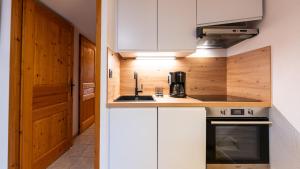 Kuchyň nebo kuchyňský kout v ubytování 203- Residence des Neiges- 4 pers + 5 fotografií